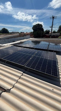 Telhado residencial com painéis solares